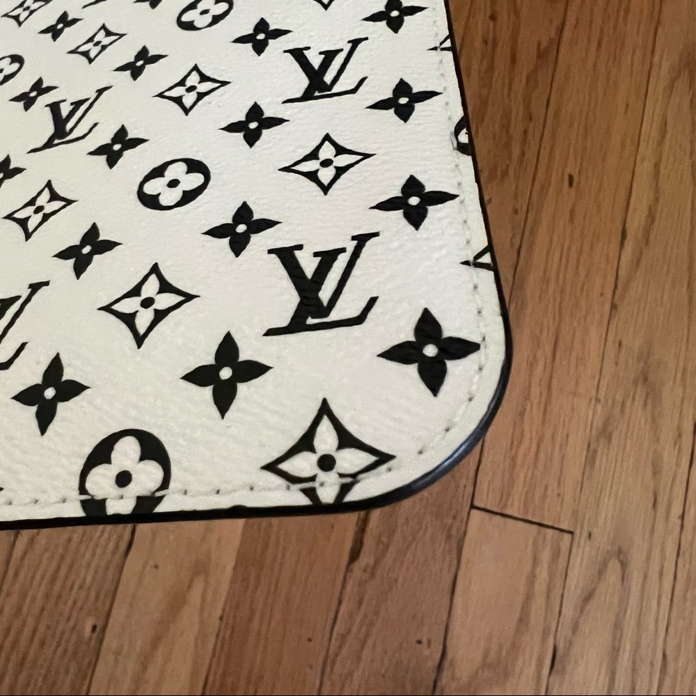 LOUIS VUITTON LIMITED GIANT MONOGRAM NEVERFULL POUCH POCHETTE - Picture 11 of 12